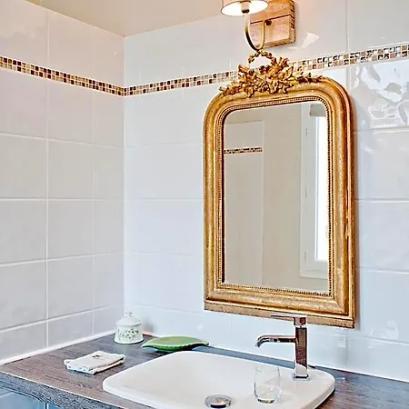 D'hotes La Guirosse فندق مبيت وإفطار 3*